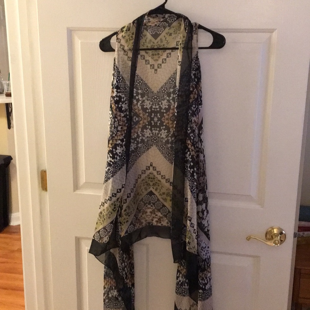 Neutral print asymmetrical and sleeveless kimono